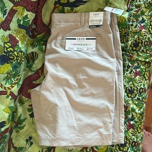 Izod SwingFlex Shorts, size 42, straight fit, wicking, never worn